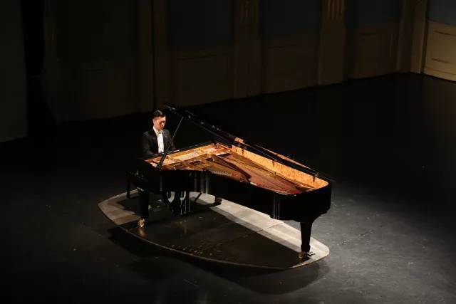 全场为之感动和震撼 李民铎教授介绍《幻想曲1975》创作背景 作为本场