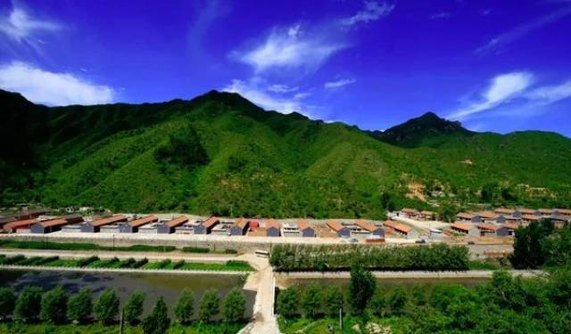 超梁子村位于北京市怀柔区北部的宝山镇,形成至今已经有近300年的历史