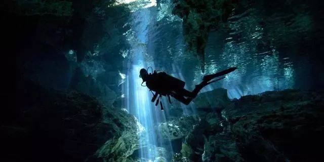 "不要命"的洞穴潜水,你站在陆地上想象得到吗?