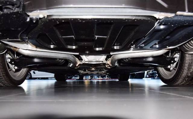 该车的底盘几乎完全被护板包裹,带来更好的下部气流稳定性