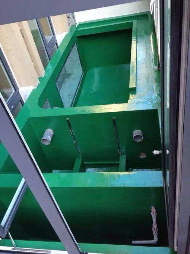 网友在露台建一鱼池,传朋友圈大家都竖大拇指为他点赞!