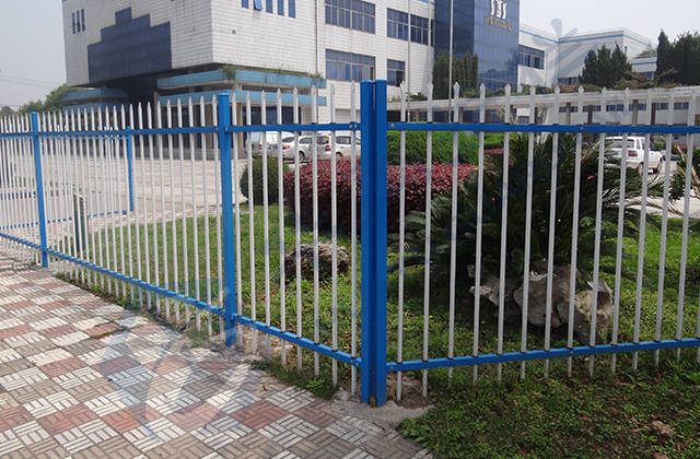 安装锌钢护栏的立柱时怎么才能牢固不晃动?