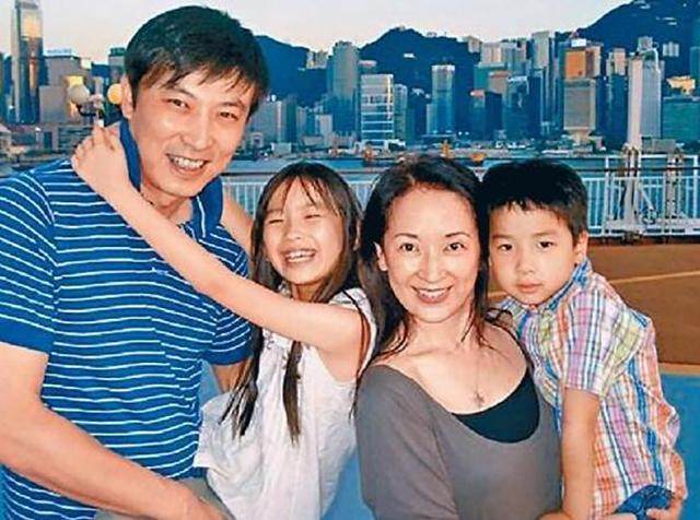 55岁近照满脸皱纹,老公却把她宠上天,女儿靓丽儿子帅气_手机搜狐网