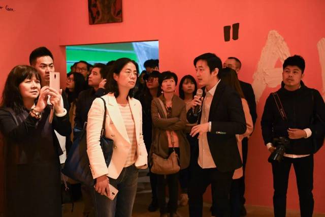 本次展览的策展方——"创意品项"负责人刘钢在向观众细致介绍展品