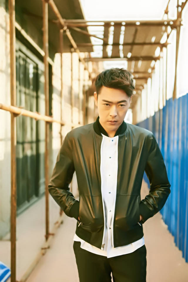 张桐黑色皮夹克帅气写真 满满的荷尔蒙