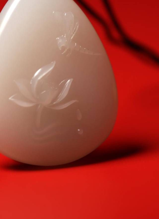 在玉雕中,由于蜻蜓自身形象的轻薄小巧,玉雕作品中,一般以蜻蜓作为