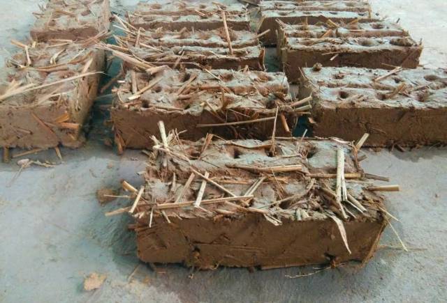 将土,沙,切碎的稻草按适当的比例搭配