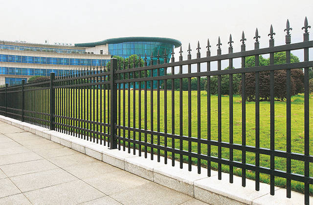 围墙栅栏为什么都选择锌钢护栏_手机搜狐网