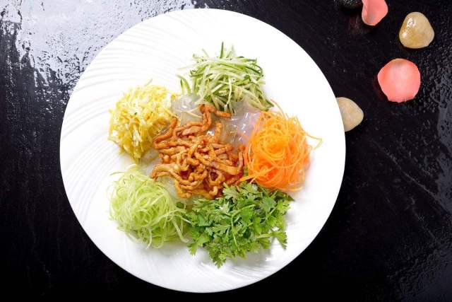 将所有处理好的食材放入一个大碗中,加入调味料拌匀,静置半小时即可