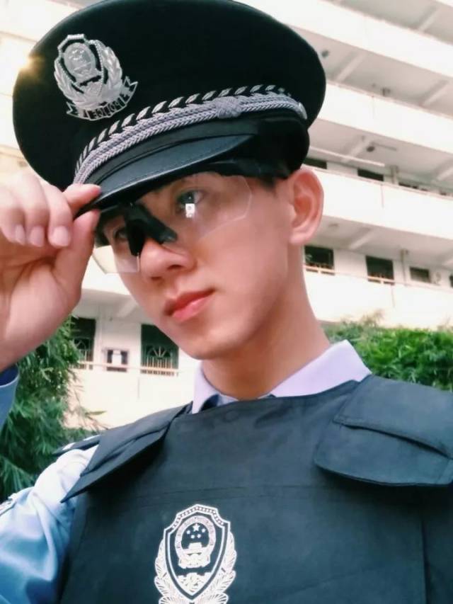 初安琪 ↓↓↓ 李昶吁目前在深圳从事影视业 是一名影视演员 还是