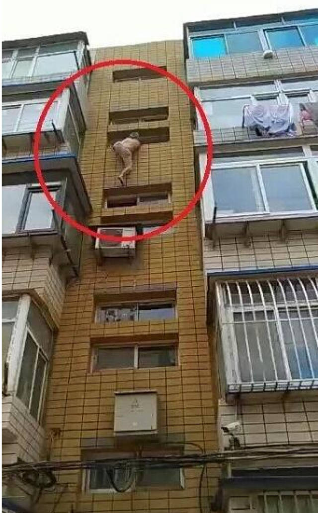 派出所民警齐殿军等人立即赶到现场,看到一位老人上身赤裸,身体悬在半