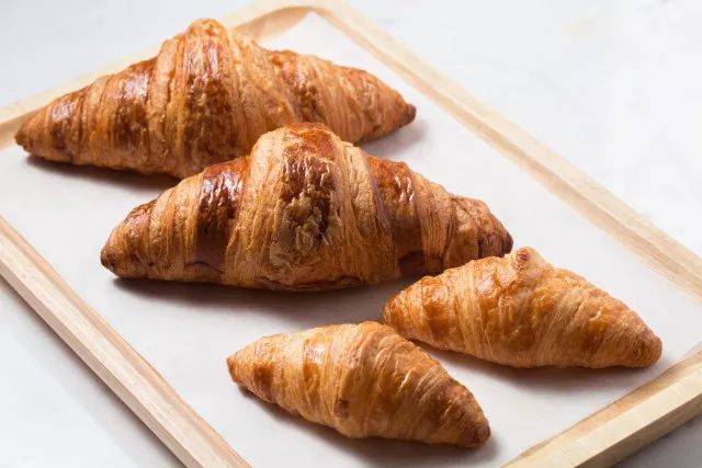 等了37年,法国总统爱吃的牛角包带着精致法餐来了.