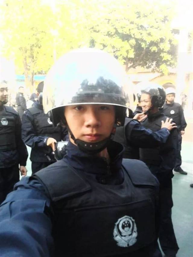 李昶吁, 是惠东平山人,高中毕业于惠东高级中学.