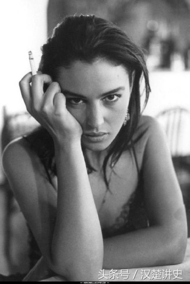 15张莫妮卡贝鲁奇的迷人黑白老照片