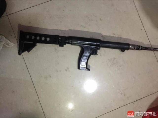 中山一男子随身带枪 凌晨熟睡时被民警抓获