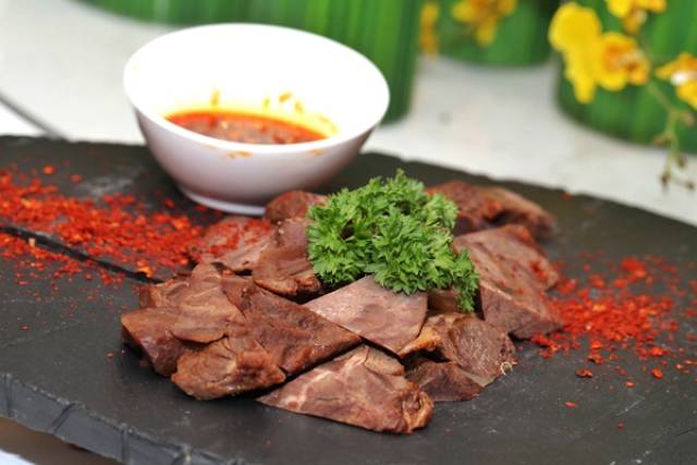 凉菜中的酱牛肉大刀块,卤味适中,蘸不蘸料汁吃起来都很合口.