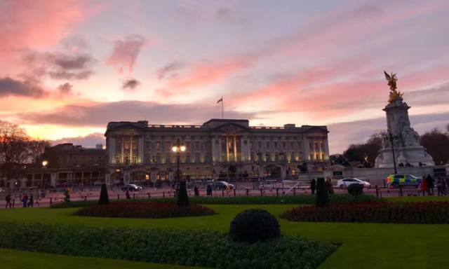 白金汉宫:英国的王宫,是女王的办公地点及居住场所