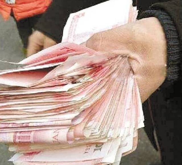 合肥街头下起了"百元钞票雨",却迟迟无人认领!