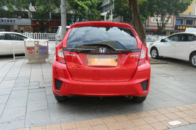 本田-飞度,红色外表柔情似火,照亮你的美