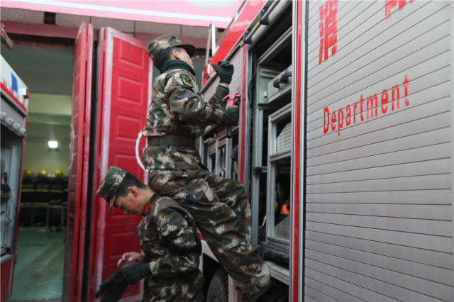 致敬!29岁消防老兵9年历经百余次生死;逆行而上苦战30h灭大火