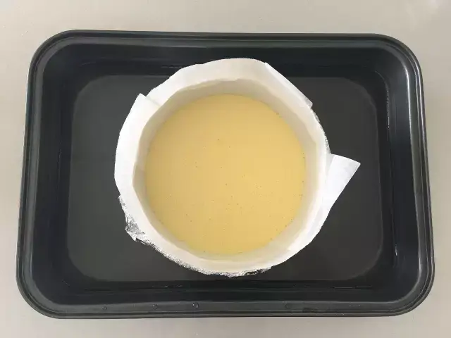 4,无盐黄油提前室温融化,倒入奶油奶酪糊里混合均匀.