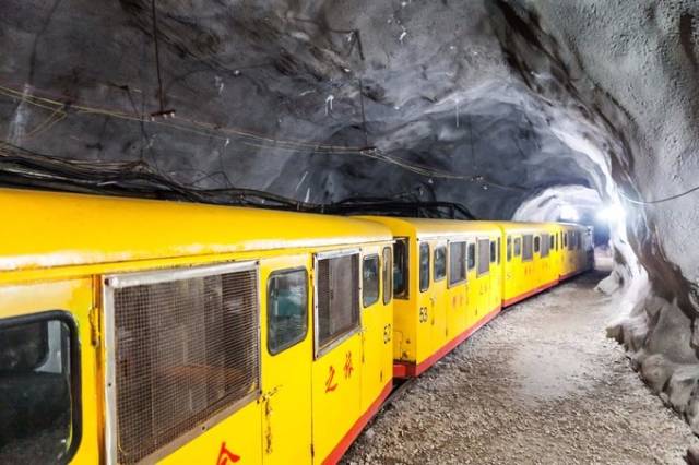 矿洞内有小货车供游客乘坐,坐上小火车,不一会就出了矿洞.