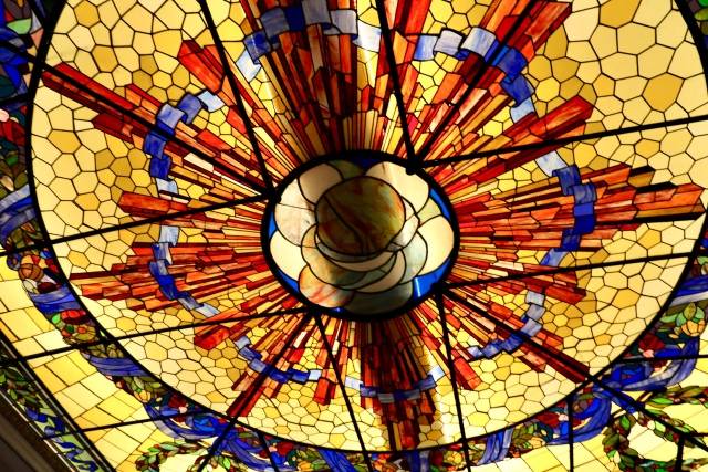 彩绘天花板由69块玻璃砖组成,用欧洲玻璃匠人们几个世纪以来流传下来