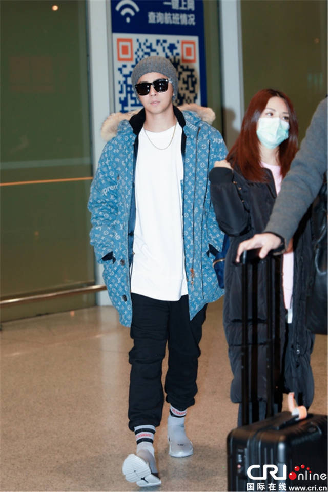 罗志祥潮爆机场 戴"双重帽子"抵御北京寒流