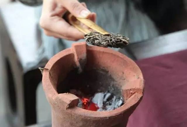炙茶:用炭火烤干水气