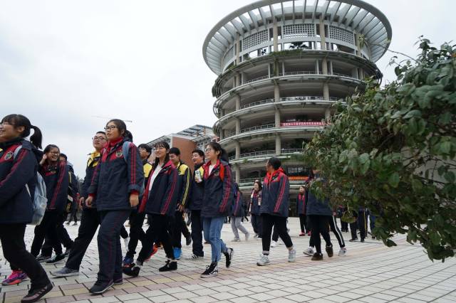 畅游万里校园,放飞大学梦想——咸祥中学高三学生来大万里啦!