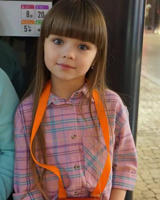 这个小天使名叫anastasia knyazeva, 她来自俄罗斯,今年只有6岁, 被很