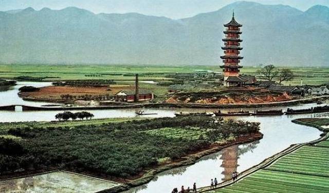 白象塔影,20世纪六七十年代香港出版的明信片(1965年拆除前的白象塔).