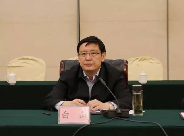 白山对各位领导和专家出席《济宁市志(1991-2010)》志稿评审会表示