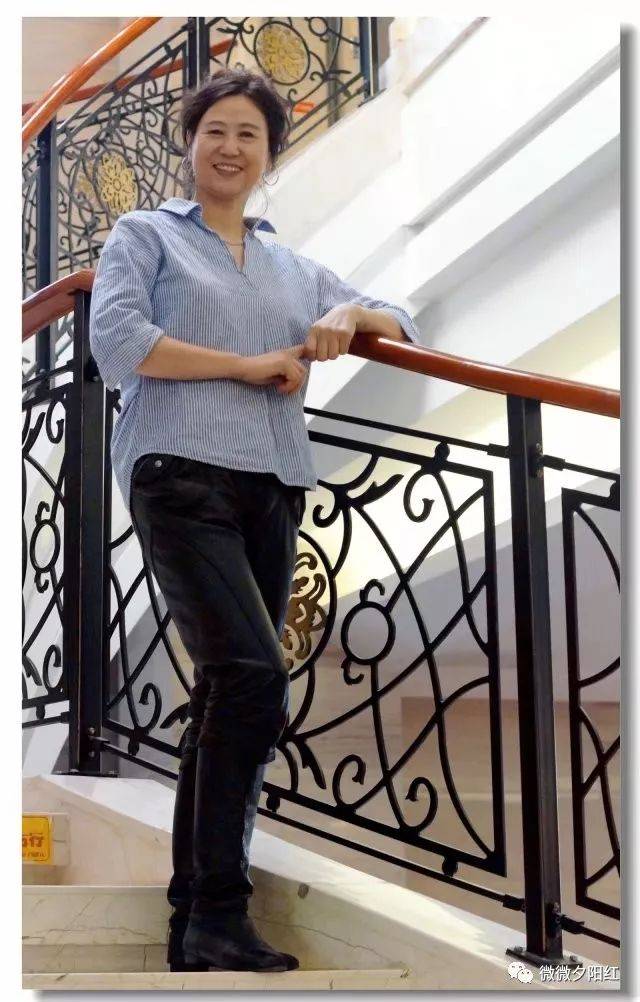 另外她同我一样都是摄影爱好者,但人家是《青岛日报》和《青岛晚报》