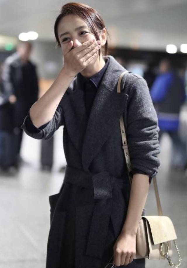 佟丽娅捂嘴甜笑清新可人网友两个小酒窝太美了