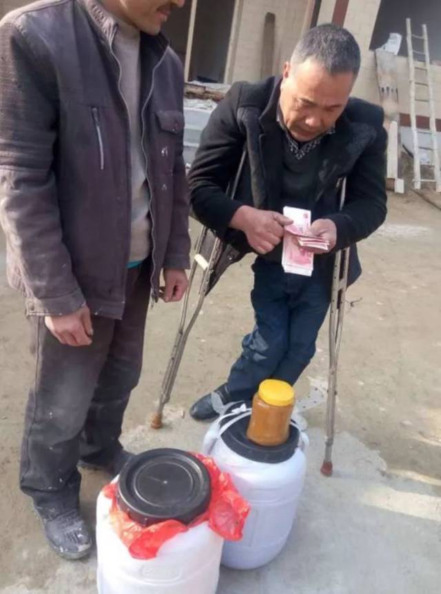 家住徽县水阳镇新柳村的包建中,自幼患小儿麻痹双腿残疾,行动总是离不