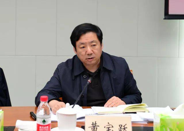 图为北京市检察院党组成员,副检察长黄宝跃主持会议