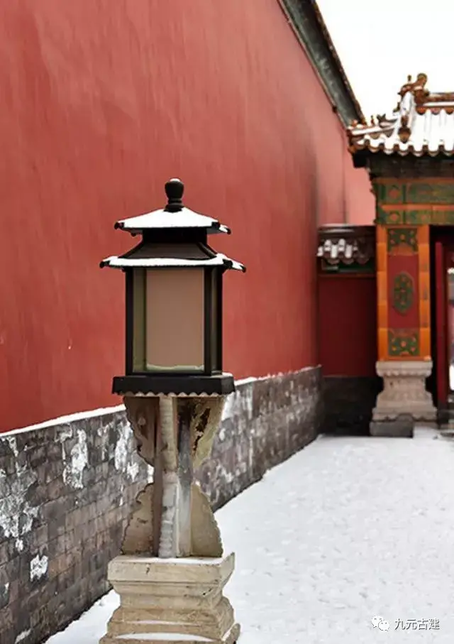 红墙黄瓦配上白雪,美爆了!