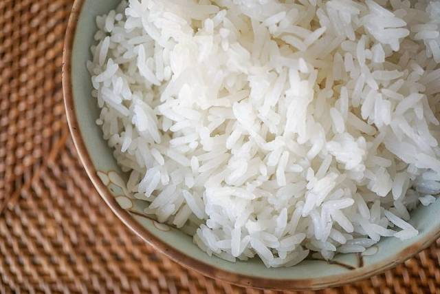 1)米要籼米,饭要隔夜 炒饭用的米最好是籼米,比如泰国香米和增城嗣珑