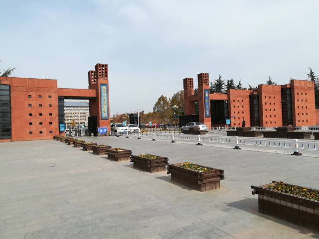 郑州大学新校区位于郑州高新区,校园面积将近5000亩,据说单一校园面积