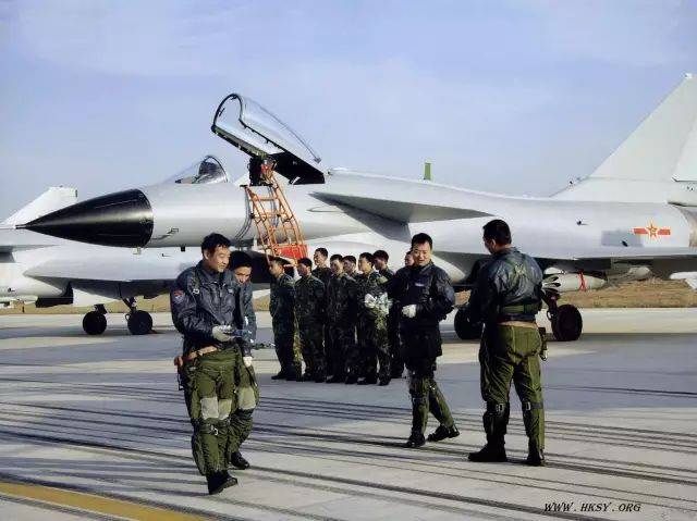 战机飞行员工资有多少?中国空军真不低