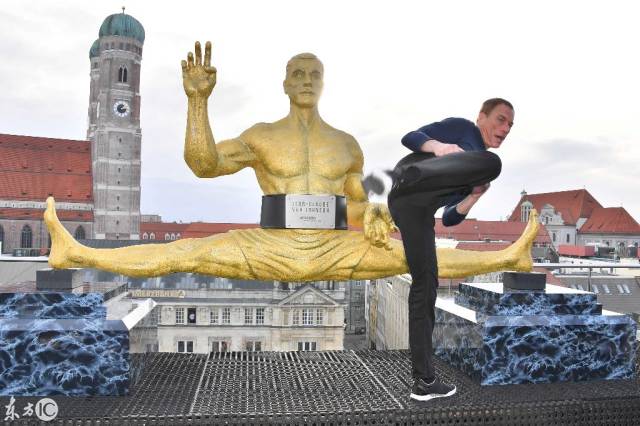 德国慕尼黑:好莱坞动作影星尚格云顿在自己的雕像前表演功夫