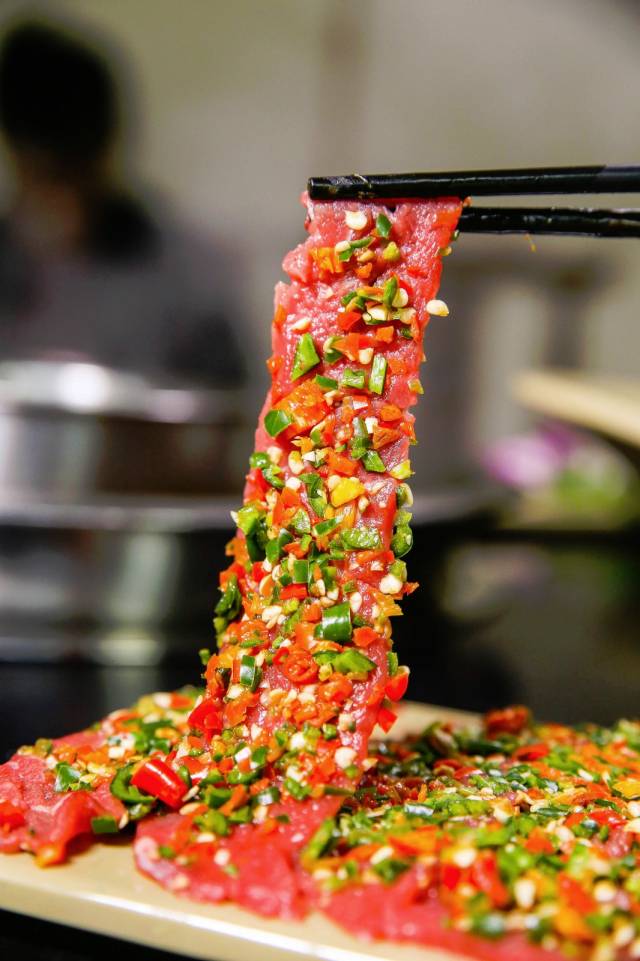 两种辣椒铺满牛肉每一丝纹理,入味十足,口感极佳,一片一片涮起来根本