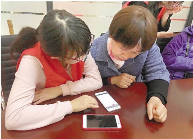 晨光社区暖心活动教老人玩转智能手机