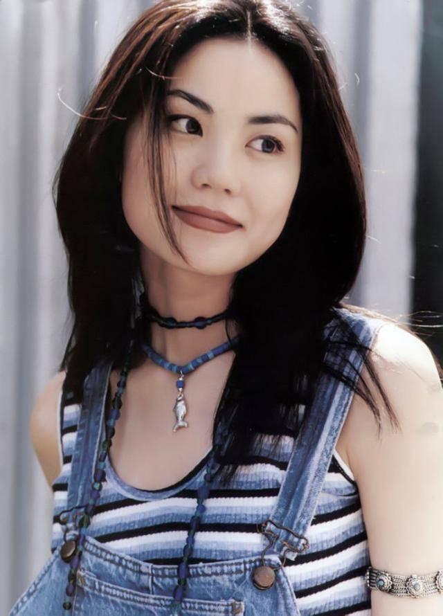 王菲早年写真曝光红唇胖脸青春靓丽丝毫不逊色张柏芝