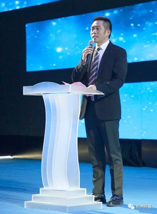 晚会冠名单位大象城(森象置业)董事长陈龙秋致辞 他说:积聚起来的力量