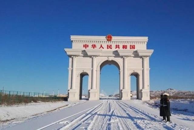 中国和邻国边界国门的对比,差距真是大啊