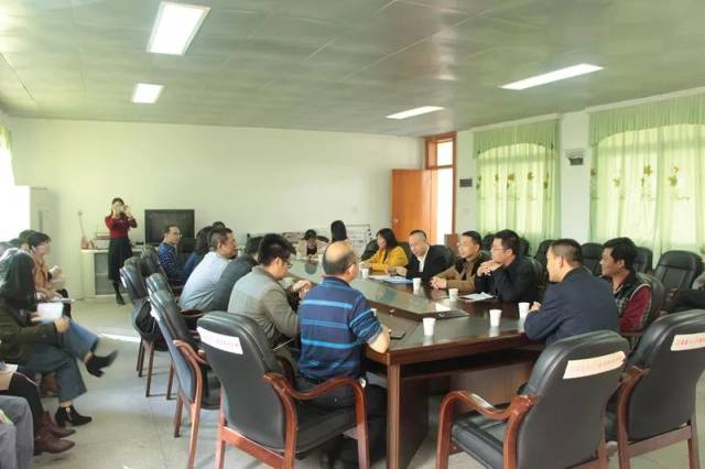 杨锡鸿校长代表潮阳一中对田家炳实验中学领导和老师的到来表示热烈的