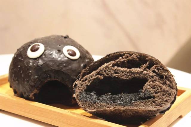 搭配可爱的煤球宝宝,隐藏在脆脆的巧克力外表下,是香而不腻的流心芝麻