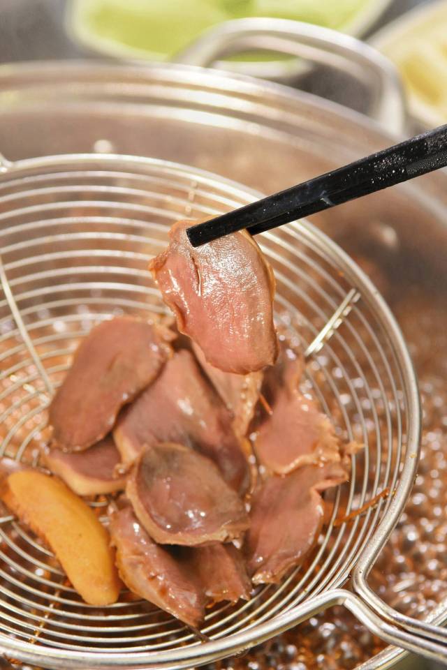 鹅腱:鹅腱 经过卤水的洗礼,颜色逐渐变深,和唇齿碰撞瞬间,超级脆爽